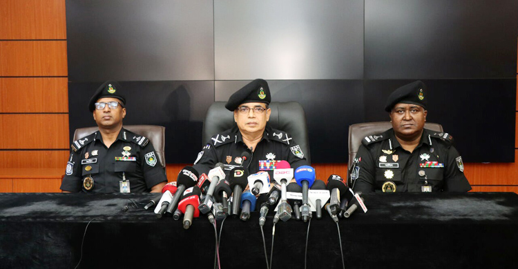 পুলিশের অস্ত্রের নম্বর মুছে সন্ত্রাসী কর্মকাণ্ডের পরিকল্পনা