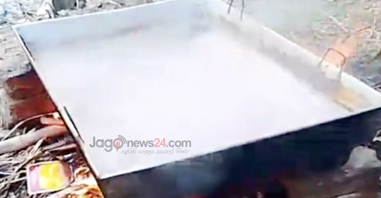 ঘাস থেকে গুড় তৈরি করে স্বাবলম্বী খাদিজা বেগম