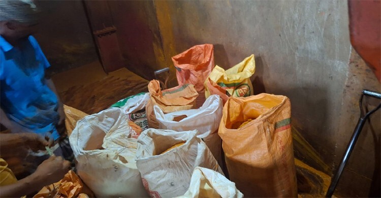 রাজধানীতে ১৯ বস্তা ভেজাল হলুদ গুঁড়া জব্দ, ৪ প্রতিষ্ঠানকে জরিমানা