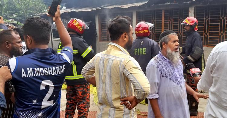 স্বামীর বিরুদ্ধে স্ত্রীকে হত্যার অভিযোগ, বাড়ি পুড়িয়ে দিলো জনতা