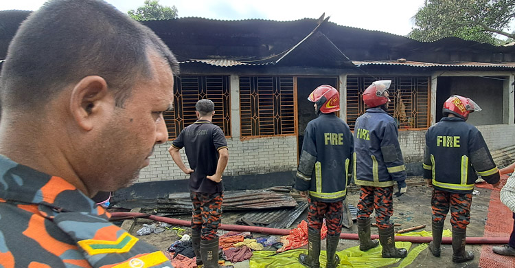 স্বামীর বিরুদ্ধে স্ত্রীকে হত্যার অভিযোগ, বাড়ি পুড়িয়ে দিলো জনতা