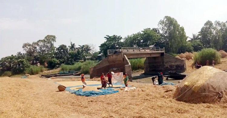 দুপাশে সড়ক নেই, ১৬ বছর নিঃসঙ্গ ব্রিজ