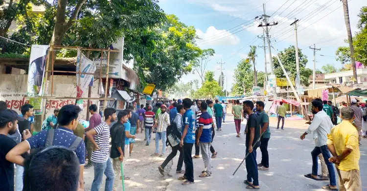 দিনাজপুরে বিএনপি-ছাত্রলীগ সংঘর্ষে আহত ২০, চার বাস ভাঙচুর