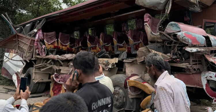 শায়েস্তাগঞ্জে দুই বাসের মুখোমুখি সংঘর্ষে নিহত ৩, আহত ৩০