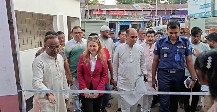 লালমনিরহাটে পূজামণ্ডপে হাঙ্গেরি দূতাবাসের কনসাল