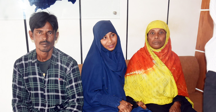 বাবা-মায়ের কাছে ফিরলেন বাকপ্রতিবন্ধী তরুণী