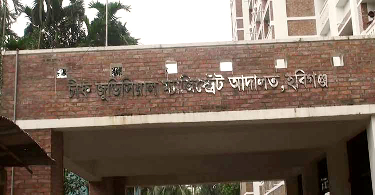 আদালত প্রাঙ্গণে শিক্ষককে স্কুল প্রতিষ্ঠাতার ছুরিকাঘাত