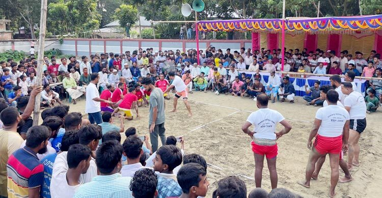 ফরিদপুরে হাডুডু খেলা দেখতে মানুষের ভিড়