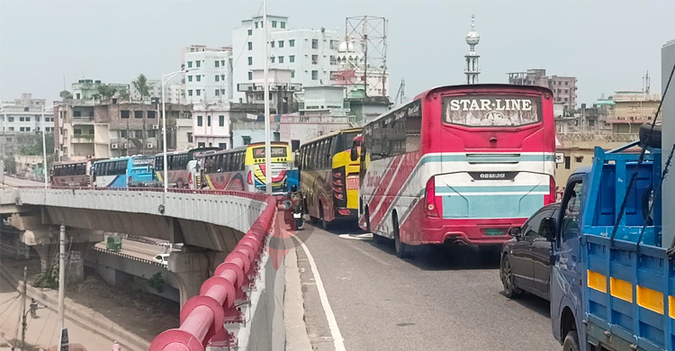 ‘বাড়তি ভাড়া দিয়ে প্রতিদিন যানজট কিনছি’