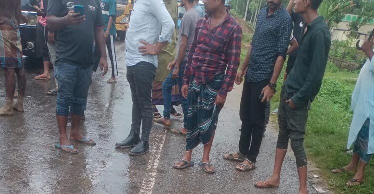 হবিগঞ্জে বাসচাপায় প্রাণ গেলো মা-ছেলের, মহাসড়ক অবরোধ