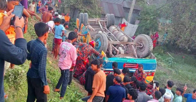 মাজার থেকে ফেরার পথে বাস উল্টে একজন নিহত, আহত ২০
