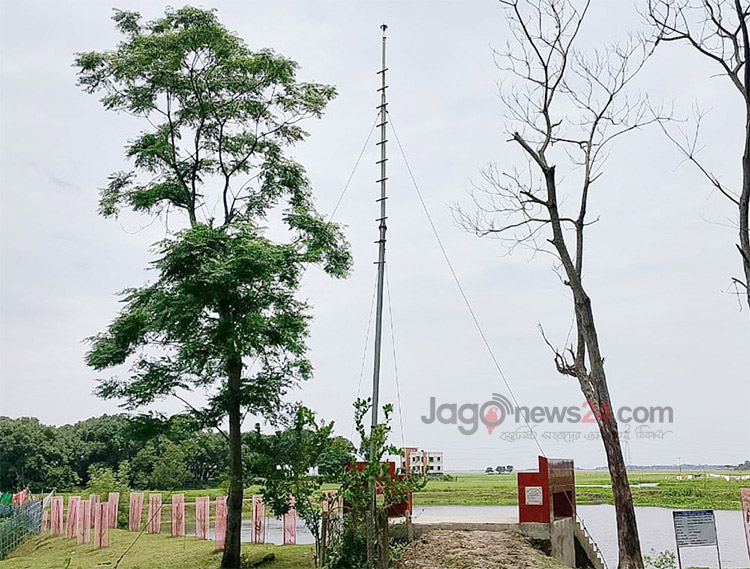 বজ্রপাতে মানুষ মরে হাওরে, যন্ত্র বসেছে সাবেক এমপির বাড়ির সামনে