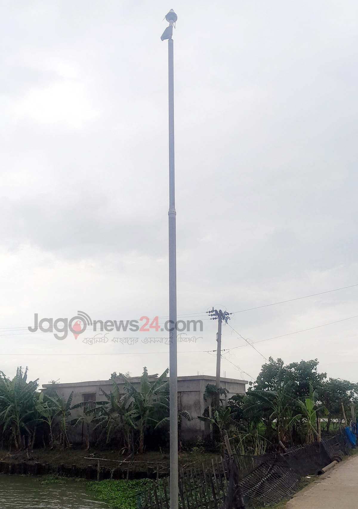 বজ্রপাতে মানুষ মরে হাওরে, যন্ত্র বসেছে সাবেক এমপির বাড়ির সামনে