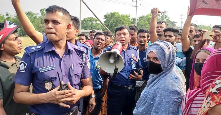 মাধবপুরে বকেয়া বেতনের দাবিতে শ্রমিকদের সড়ক অবরোধ