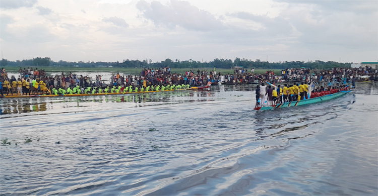 হবিগঞ্জে নৌকাবাইচ দেখতে হাজারো মানুষের ভিড়