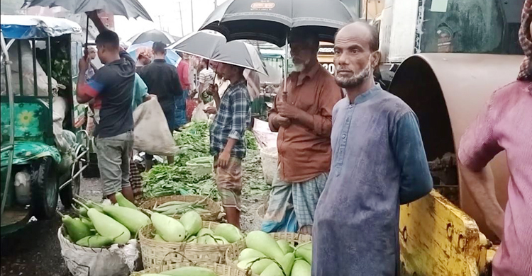 টানা বৃষ্টিতে বাজারে সবজির সংকট, দাম আকাশছোঁয়া