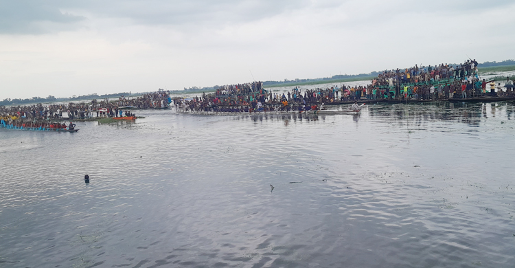 হবিগঞ্জে নৌকাবাইচ দেখতে হাজারো মানুষের ভিড়