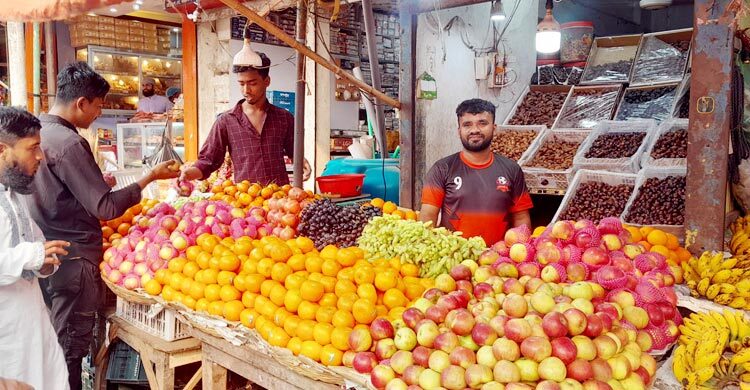 চড়া দাম ফলের, মিলছে না কাঙ্ক্ষিত ক্রেতা