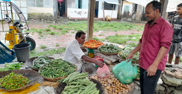 কাঁচা মরিচের ঝালে দিশেহারা মানুষ