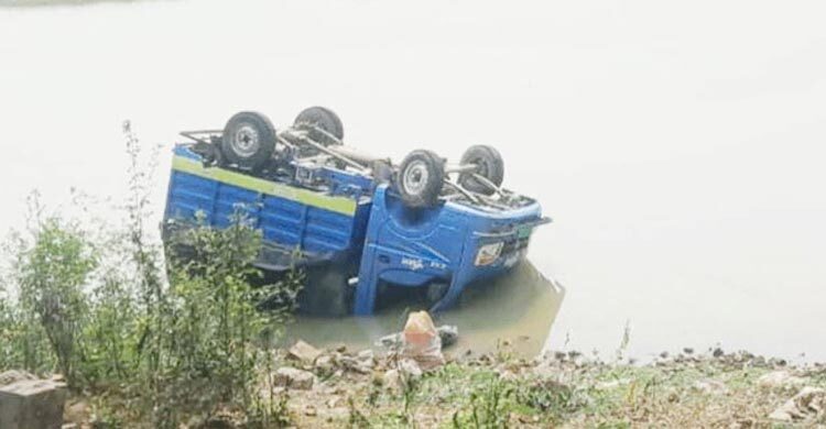 নিয়ন্ত্রণ হারিয়ে খাদে পিকআপভ্যান, আসামি-পুলিশসহ আহত ৬