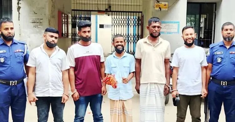অনলাইন পত্রিকা অফিসের ভেতরেই চলত মাদক কেনাবেচা, আটক ৫