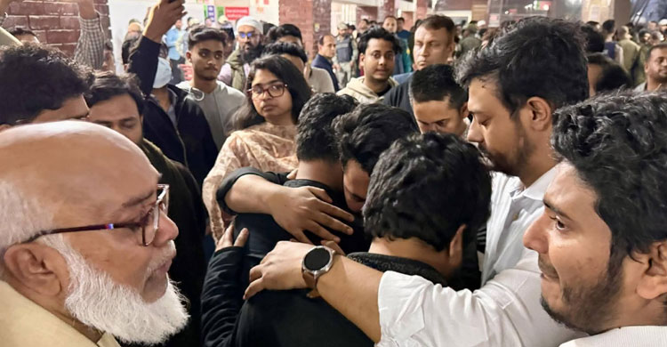 হাদির স্বজনদের খোঁজ নিতে হৃদরোগ ইনস্টিটিউটে এনসিপি নেতারা 