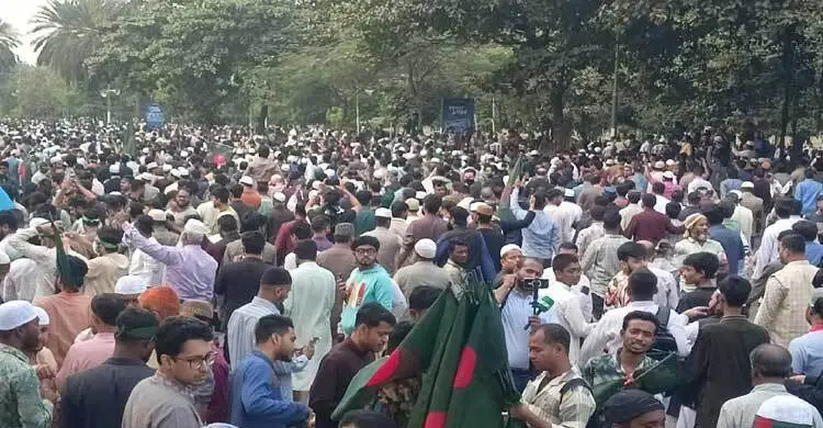 বিক্ষুব্ধ প্রাণের পথ মিলেছে হাদির জানাজায়