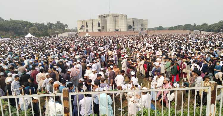 হাদির জানাজায় অংশ নিতে মানুষের ঢল