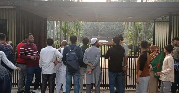 শহরের ব্যস্ততায় এক মুহূর্ত থামার নাম হাদির কবর