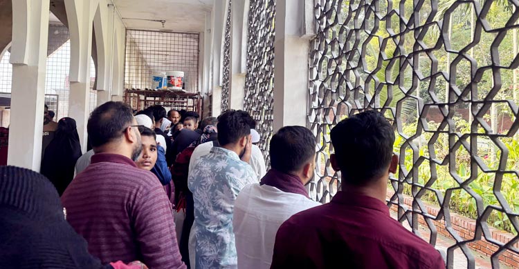 দাফনের তৃতীয় দিনেও হাদির কবরে মানুষের ভিড়, চোখে অশ্রু