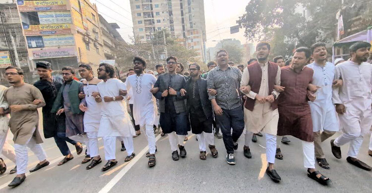 হাদি হত্যার বিচারের দাবিতে জবি শিক্ষার্থীদের বিক্ষোভ