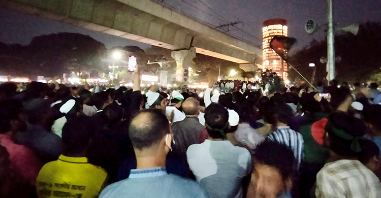 হাদির মরদেহের অপেক্ষায় শাহবাগে বাড়ছে ভিড়