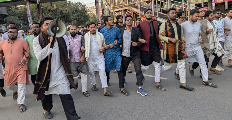 হাদির ওপর হামলার প্রতিবাদে জবি শিক্ষার্থীদের বিক্ষোভ মিছিল