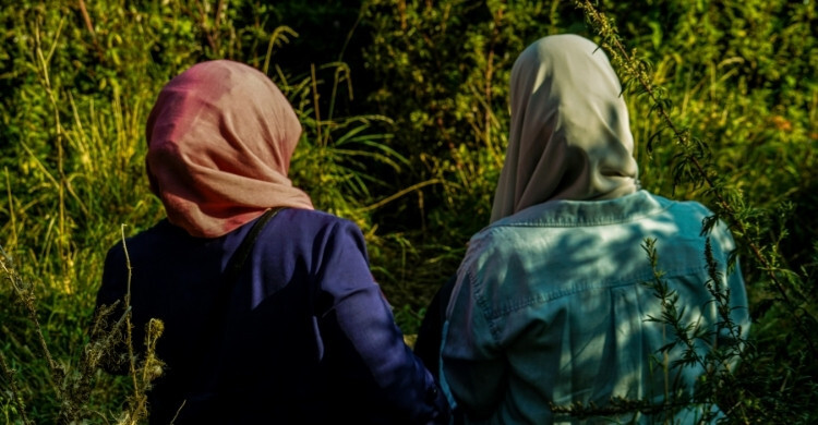 মেয়েদের চুলে কালার করা কি জায়েজ