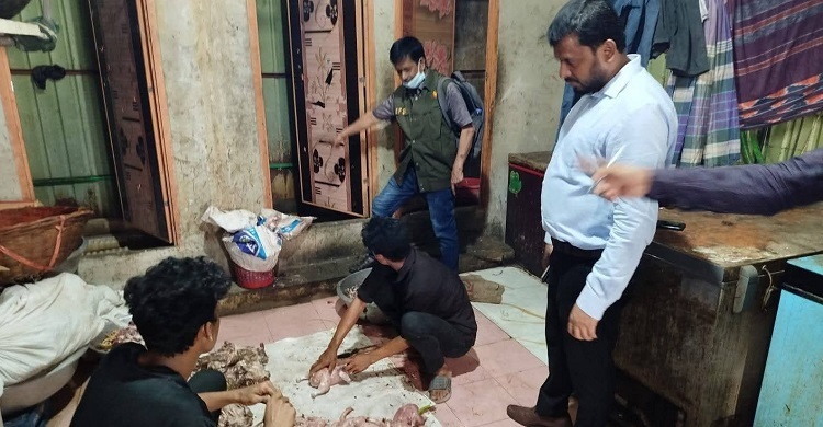 ফ্রিজে পচা মাংস, সীতাকুণ্ডে হাজী বিরিয়ানিকে জরিমানা