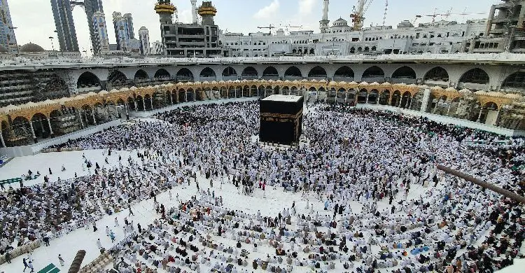 ব্যবসার মূলধন ব্যয় করে হজ করা কি ফরজ?