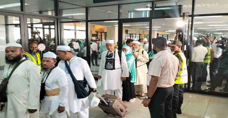 দেশে ফিরলেন ৩৩৬২৭ হাজি, মৃত্যু ৯৬