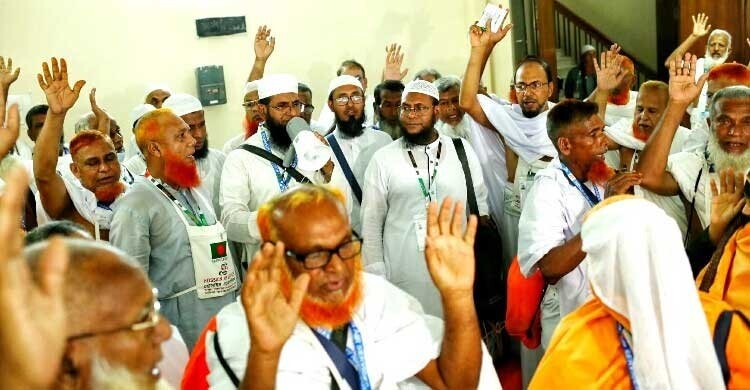 ৪১৯ জনকে নিয়ে দেশে পৌঁছেছে হজের প্রথম ফ্লাইট