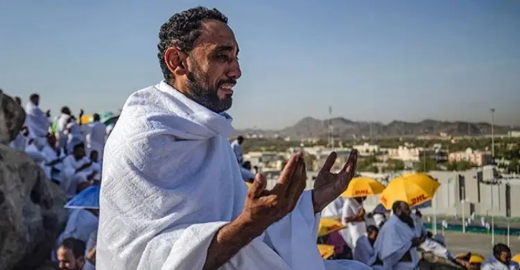 ইহরাম অবস্থায় কী ধরনের জুতা পরিধান করতে হবে?