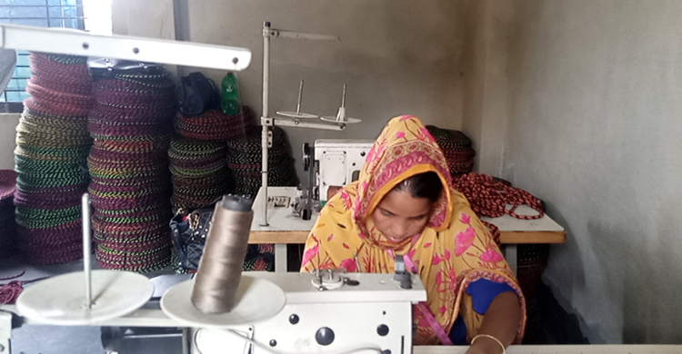 পাপোস তৈরিতে অভাব ঘুচলো ২০০ নারীর