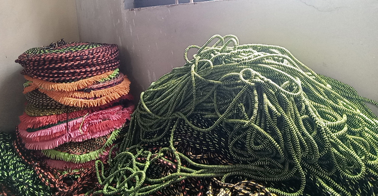 পাপোস তৈরিতে অভাব ঘুচলো ২০০ নারীর