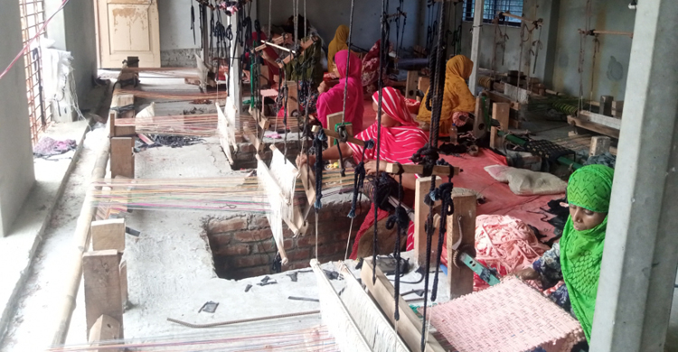 পাপোস তৈরিতে অভাব ঘুচলো ২০০ নারীর