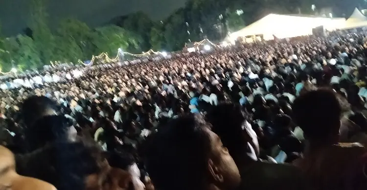 মুহসীন হল মাঠে উপচে পড়া দর্শক, বসার জায়গা নেই