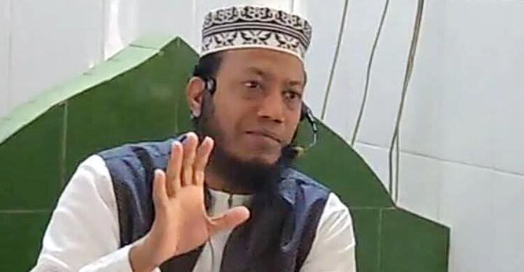 নির্বাচিত হয়ে নিজ গ্রামের মসজিদে জুমার নামাজে ইমামতি করলেন আমির হামজা