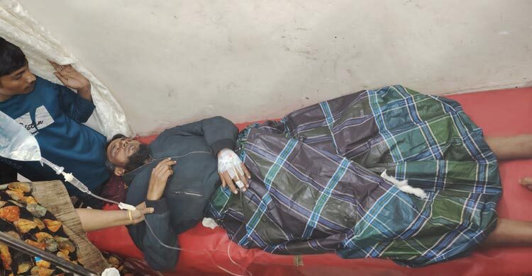 পটুয়াখালীতে আদালত চত্বরে আসামিদের ওপর হামলা, থেঁতলে দেওয়া হলো পা