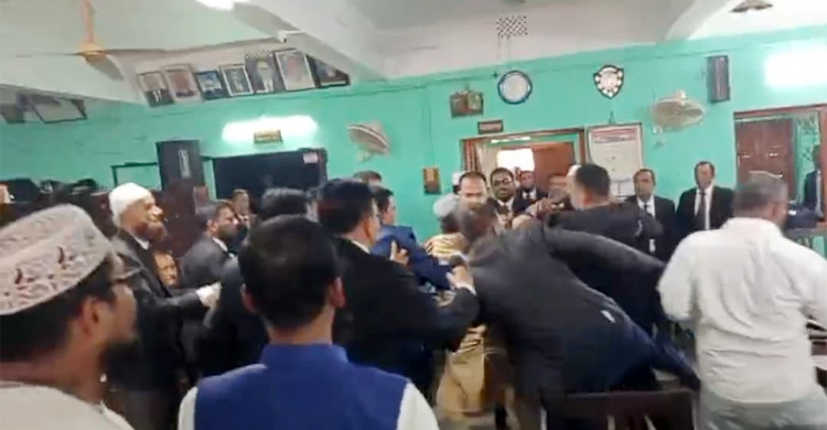 জামায়াতপন্থি আইনজীবীদের ওপর বিএনপিপন্থিদের হামলা, পিপিসহ আহত ৩