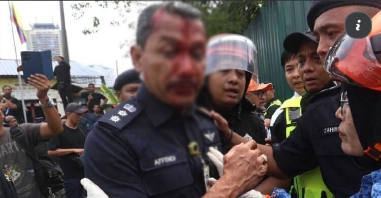 মালয়েশিয়ায় পুলিশের ওপর হামলায় ক্ষুব্ধ স্বরাষ্ট্রমন্ত্রী