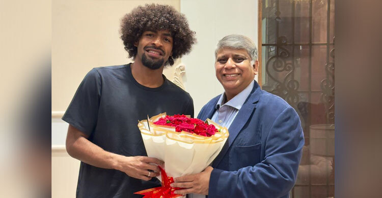 পাঁচ ঘণ্টা বিলম্বে ঢাকায় হামজা চৌধুরী