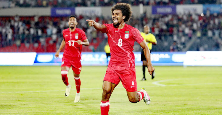 পিছিয়ে পড়ার পর হামজার জোড়া গোলে ঘুরে দাঁড়ালো বাংলাদেশ