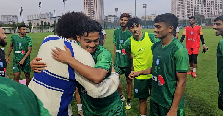 ভিয়েতনামে দলের সাথে যোগ দিয়েছেন হামজা চৌধুরী